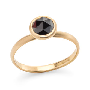 Kelsey Ring with black diamond in 18k yellow gold