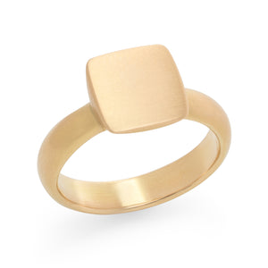 
            
                Load image into Gallery viewer, Square Signet Ring in yellow gold
            
        