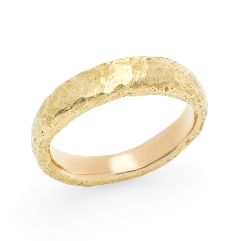 Narrow Hammered Band in 18k yellow gold