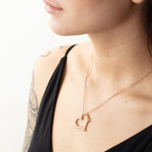 
            
                Load image into Gallery viewer, Model wearing Elio necklace in 18k yellow gold
            
        